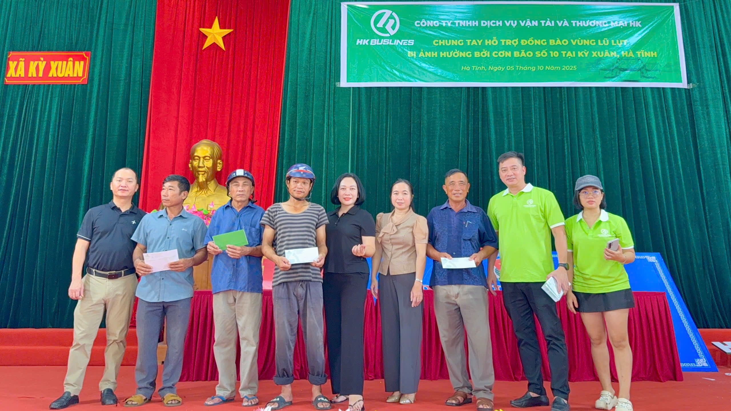 love-story-img Nhà xe HK Busline dành tặng hơn 100 phần quà thiết yếu cho người dân chịu ảnh hưởng nặng nề từ bão số 10 tại Hà Tĩnh
